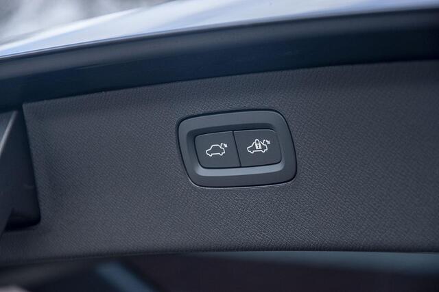 Volvo XC90 2.0 T8 PLUG-IN HYBRID AWD ULTRA DARK