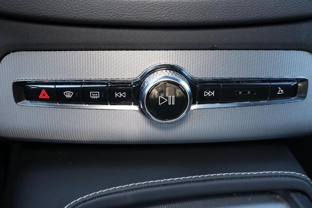 Volvo XC90 T8 Recharge AWD Ultimate Dark - LONG RANGE - Luchtvering - Panorama/schuifdak - IntelliSafe Assist & Surround - Bowers & Wilkins audio - 360º Camera - Verwarmde voorstoelen, stuur & achterbank - Parkeersensoren voor & achter - Elektr. bedienb. voorstoelen