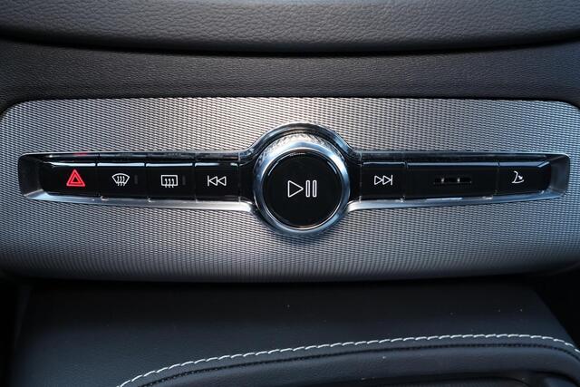 Volvo XC90 T8 Recharge AWD Ultimate Dark - LONG RANGE - Luchtvering - Panorama/schuifdak - IntelliSafe Assist & Surround - 360º Camera - Bowers & Wilkins audio - Adaptieve LED koplampen - Verwarmde voorstoelen, stuur & achterbank - Parkeersensoren voor & achter - Dr