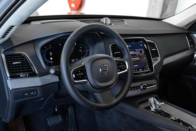 Volvo XC90 T8 Plug-in hybrid AWD Ultra Dark | Nappa lederen bekleding | Bowers & Wilkins premium audio | 22" Lichtmetalen velgen | 360° parkeercamera | Stoelverwarming | Parkeersensoren voor + achter | Luchtvering | Wegklapbare trekhaak