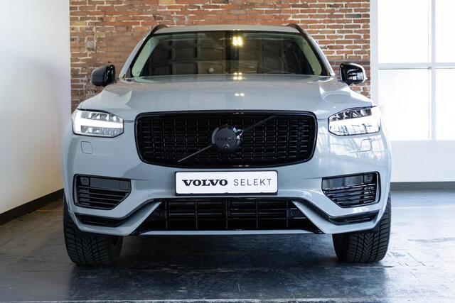 Volvo XC90 T8 Plug-in hybrid AWD Ultra Dark | Nappa lederen bekleding | Bowers & Wilkins premium audio | 22" Lichtmetalen velgen | 360° parkeercamera | Stoelverwarming | Parkeersensoren voor + achter | Luchtvering | Wegklapbare trekhaak