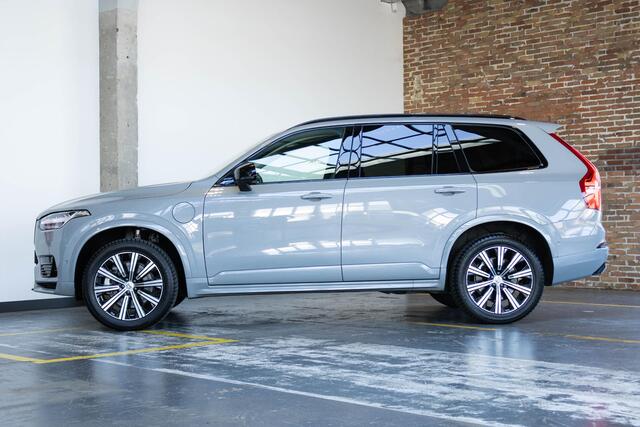 Volvo XC90 T8 Plug-in hybrid AWD Ultra Dark | Nappa lederen bekleding | Bowers & Wilkins premium audio | 22" Lichtmetalen velgen | 360° parkeercamera | Stoelverwarming | Parkeersensoren voor + achter | Luchtvering | Wegklapbare trekhaak