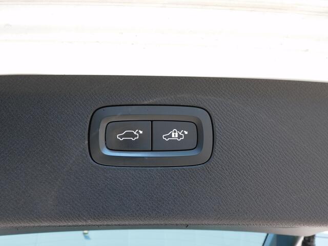 Volvo XC90 2.0 AWD INSCRIPTION GRIJS KENTEKEN! TOPSTAAT! 360 CAM! CARPLAY! BLUETOOTH! NAVI! LEER! TREKHAAK!