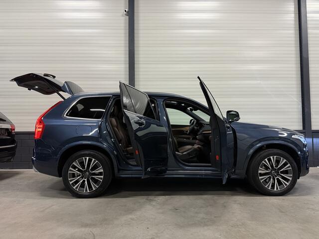 Volvo XC90 T8 Recharge AWD Inscription 7P. PANO/HEAD-UP/H&K/360CAMERA/MEMORY/KEYLESS/ACC/PILOT-ASSIST/20"/ELECTR.TREKHAAK/DENIM BLUE MET BROWN LEATHER EN WALNOOT INLEG, UNIEKE AUTO!!