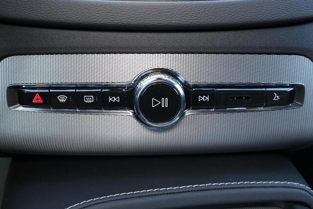 Volvo XC90 T8 Recharge AWD Ultra Dark - LONG RANGE - Luchtvering - IntelliSafe Assist & Surround - 360º Camera - Verwarmde voorstoelen, stuur & achterbank - Parkeersensoren voor & achter - Elektr. bedienb. voorstoelen met geheugen - Draadloze tel. lader - Head up di