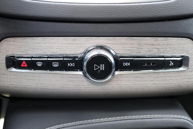 Volvo XC90 T8 Recharge AWD Ultimate Dark - Luchtvering - Panorama/schuifdak - IntelliSafe Assist & Surround - 360º Camera - Adaptieve LED koplampen - Verwarmde voorstoelen, stuur & achterbank - Parkeersensoren voor & achter - Elektr. bedienb. voorstoelen met geheuge