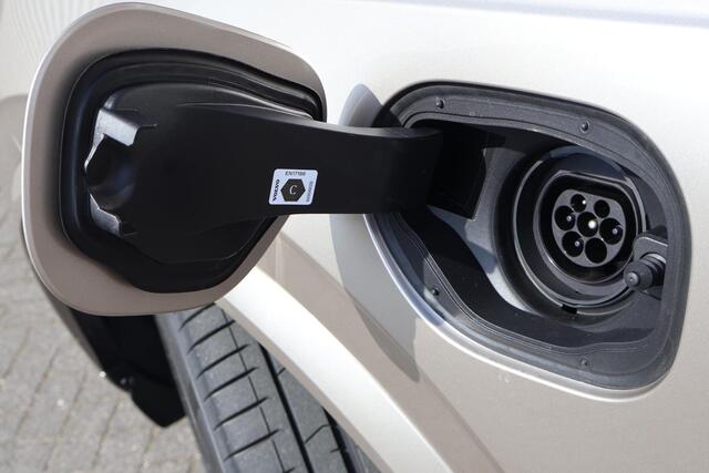 Volvo XC90 2.0 T8 Plug-in hybrid AWD Ultra Dark l Nieuw op voorraad l Luchtvering l 22 Inch l Gelamineerd glas