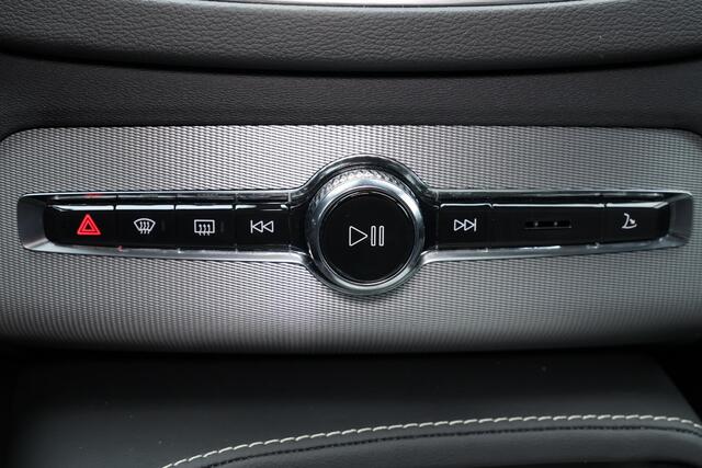 Volvo XC90 T8 Recharge AWD Ultimate Bright - LONG RANGE - Luchtvering - Panorama/schuifdak - IntelliSafe Assist & Surround - 360º Camera - Bowers & Wilkins audio - Adaptieve LED koplampen - Verwarmde voorstoelen, stuur & achterbank - Parkeersensoren voor & achter - 