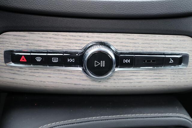 Volvo XC90 T8 Recharge AWD Ultimate Dark - Luchtvering - Panorama/schuifdak - IntelliSafe Assist & Surround - 360º Camera - Bowers & Wilkins audio - Adaptieve LED koplampen - Verwarmde voorstoelen, stuur & achterbank - Parkeersensoren voor & achter - Elektr. bedienb