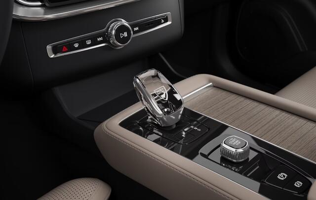 Volvo XC90 2.0 T8 AWD Ultra Dark B&W Massage Luchtvering 22Inch Trekhaak PHEV