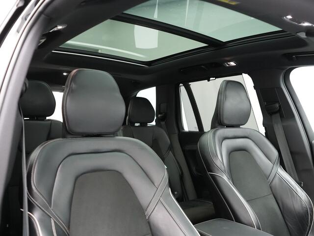 Volvo XC90 T8 Recharge AWD R-Design Plug In Hybrid 7 Persoons INCL BTW PHEV | Panodak | Alcantara Sportstoelen Memory | Trekhaak af Fabriek | Adaptive Cruise | Pilot Assist | Navigatie | Apple Carplay | 360 Camera | DAB | Virtual |