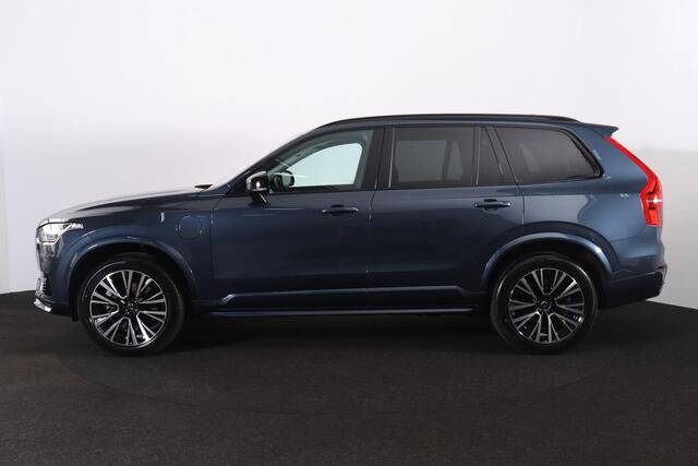 Volvo XC90 T8 Recharge AWD Plus Dark - LONG RANGE - IntelliSafe Assist & Surround - Harman/Kardon audio - Adaptieve LED koplampen - Parkeercamera achter - Verwarmde voorstoelen, stuur & achterbank - Parkeersensoren voor & achter - Elektr. bedienb. voorstoelen met ge