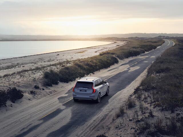 Volvo XC90 T8 Plug-in hybrid AWD Ultra Dark | Panoramadak | 360° camera | Head-up Display | Luchtvering | Harman Kardon | Stoel- en Stuurverwarming | Trekhaak