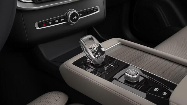Volvo XC90 2.0 T8 Plug-in hybrid AWD Ultra Bright / Luchtvering / Pano. dak / Elek. verstelbare stoelen / Geventileerd en verwarmde stoelen / Nappaleder / Head-up display / Harman Kardon /