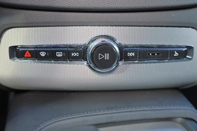 Volvo XC90 T8 Recharge AWD Core Bright - LONG RANGE - IntelliSafe Assist & Surround - Adaptieve LED koplampen - Parkeercamera achter - Verwarmde voorstoelen, stuur & achterbank - Parkeersensoren voor & achter - Draadloze tel. lader - Extra getint glas - 19' LMV