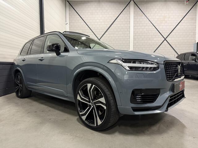 Volvo XC90 T8 Recharge AWD R-Design THUNDERGREY PANO/B&W/LUCHTVERING/TREKHAAK/360CAMERA/HEAD-UP/22"/MASSAGE+VENTILATIE/CRYSTAL-POOK/SFEER/ULTIMATE-DARK/NIEUW MODEL 2023
