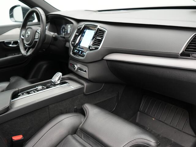 Volvo XC90 T8 Twin Engine AWD Inscription 7 Persoons Plug In Hybrid Dealer O.H PHEV | Panodak | Adaptive Cruise | Luxe Lederen Comfortzetels Massage & Ventilatie | Head Up | 360 Camera | Harman Kardon | Blis | Apple Carplay | Navigatie |