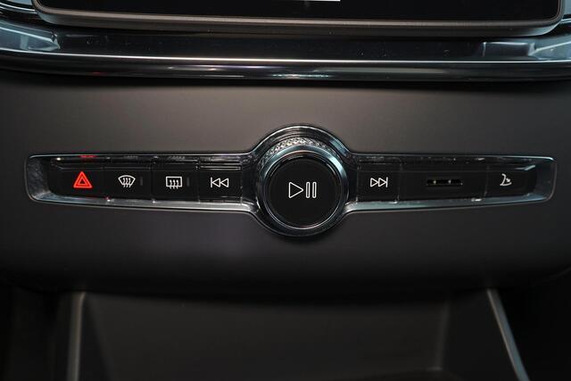 Volvo XC90 T8 Recharge AWD Ultra Dark - Luchtvering - Panorama/schuifdak - IntelliSafe Assist & Surround - 360º Camera - Bowers & Wilkins audio - Verwarmde voorstoelen, stuur & achterbank - Parkeersensoren voor & achter - Elektr. bedienb. voorstoelen met geheugen -