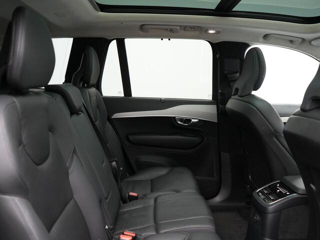 Volvo XC90 T8 Recharge AWD Ultimate Dark 7 Persoons Plug In Hybrid 456pk Dealer O.H. PHEV | Panodak | Head Up | Adaptive Cruise | Camera | Lederen Sportstoelen Memory & Verwarmd | Google Assistent | Harman & Kardon | Stuur Verwarmd | Apple Carplay | Blis | Keyless |