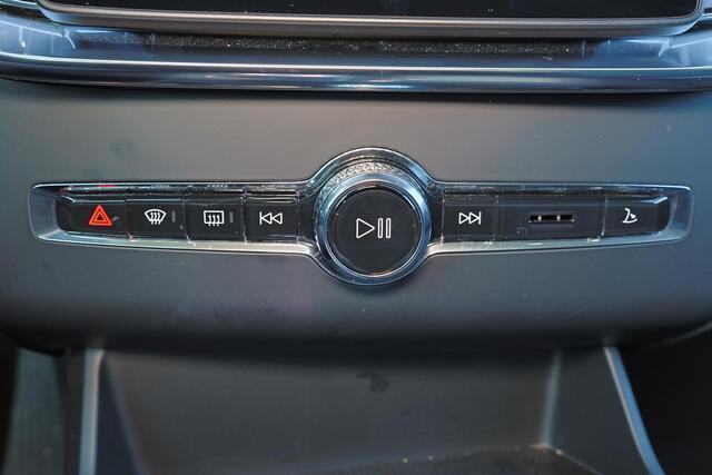 Volvo XC90 T8 Recharge AWD Plus Dark - Panorama/schuifdak - IntelliSafe Assist & Surround - 360º Camera - Harman/Kardon audio - Adaptieve LED koplampen - Verwarmde voorstoelen, stuur & achterbank - Parkeersensoren voor & achter - Elektr. bedienb. voorstoelen met geh