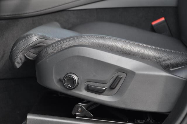 Volvo XC90 T8 455PK Long range Recharge AWD Ultimate Bright Google infotaiment/ Adaptieve cruise control/ Bowers en Wilkins/ Panoramadak/ Luchtvering/ 22" velgen/ BLIS/ Trekhaak/ Stoel en stuurwielverwarming/ Parkeersensoren met 360 Camera/ Elektrische stoelen met g