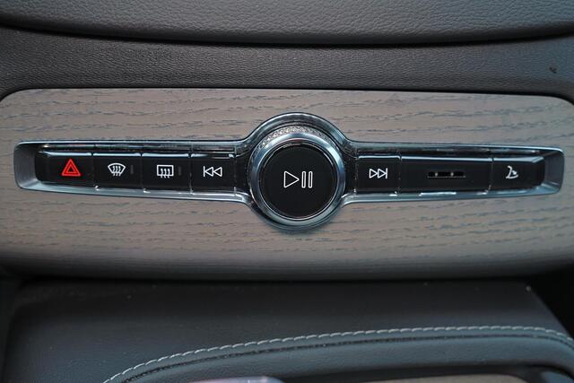 Volvo XC90 T8 Recharge AWD Ultimate Dark - Luchtvering - Panorama/schuifdak - IntelliSafe Assist & Surround - 360º Camera - Bowers & Wilkins audio - Adaptieve LED koplampen - Verwarmde voorstoelen, stuur & achterbank - Parkeersensoren voor & achter - Elektr. bedienb