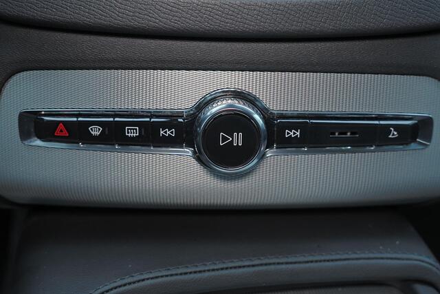 Volvo XC90 T8 Recharge AWD Core Bright - IntelliSafe Assist & Surround - Verwarmde voorstoelen, stuur & achterbank - Parkeersensoren voor & achter - Draadloze tel. lader - High Performance audio- Extra getint glas - 19' LMV