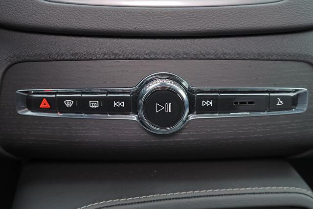 Volvo XC90 T8 Recharge AWD Ultra Bright - Luchtvering - Panorama/schuifdak - IntelliSafe Assist & Surround - 360º Camera - Bowers & Wilkins audio - Adaptieve LED koplampen - Verwarmde voorstoelen, stuur & achterbank - Parkeersensoren voor & achter - Elektr. bedienb.