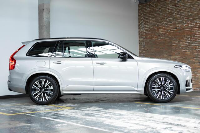 Volvo XC90 T8 AWD Ultra Dark | Verwarmde | Geventileerde en Masserende Voorstoelen | Luchtvering | Panoramadak met Schuif-/Kantelfunctie | 4- Zone Climate Control | Semi-Elektrische Trekhaak | 360º Camera | Gelamineerd en Getint Glas Achter| Bowers & Wilkins |