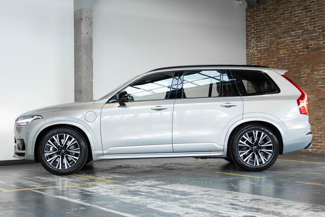 Volvo XC90 T8 AWD Ultra Dark | Verwarmde | Geventileerde en Masserende Voorstoelen | Luchtvering | Panoramadak met Schuif-/Kantelfunctie | 4- Zone Climate Control | Semi-Elektrische Trekhaak | 360º Camera | Gelamineerd en Getint Glas Achter| Bowers & Wilkins |