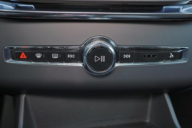 Volvo XC90 T8 Recharge AWD Ultra Dark - Luchtvering - Panorama/schuifdak - IntelliSafe Assist & Surround - 360º Camera - Bowers & Wilkins audio - Verwarmde voorstoelen, stuur & achterbank - Parkeersensoren voor & achter - Elektr. bedienb. voorstoelen met geheugen -