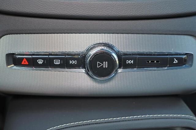 Volvo XC90 T8 Recharge AWD Ultra Dark - Luchtvering - Panorama/schuifdak - IntelliSafe Assist & Surround - 360º Camera - Bowers & Wilkins audio - Adaptieve LED koplampen - Verwarmde voorstoelen, stuur & achterbank - Parkeersensoren voor & achter - Elektr. bedienb. v