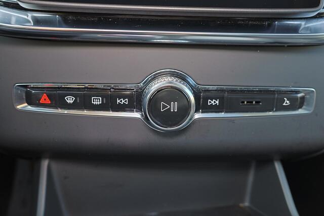 Volvo XC90 T8 Recharge AWD Ultra Dark - Luchtvering - Panorama/schuifdak - IntelliSafe Assist & Surround - 360º Camera - Bowers & Wilkins audio - Verwarmde voorstoelen, stuur & achterbank - Parkeersensoren voor & achter - Elektr. bedienb. voorstoelen met geheugen -