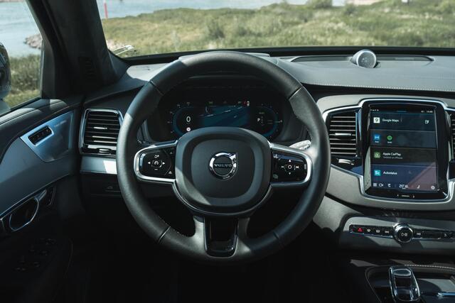 Volvo XC90 Recharge Longe Range T8 AWD Ultimate Dark | Luchtvering | Stoel-/Stuurverwarming | Trekhaak | 360 Camera | Bowers & Wilkins Audio | Schuif-/Kanteldak | Getint Glas | Keyless | 22" LM