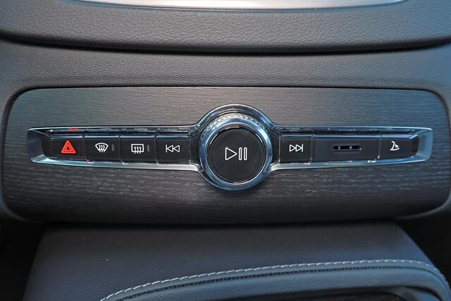 Volvo XC90 T8 Recharge AWD Ultra Bright - Luchtvering - Panorama/schuifdak - IntelliSafe Assist & Surround - 360º Camera - Bowers & Wilkins audio - Adaptieve LED koplampen - Verwarmde voorstoelen, stuur & achterbank - Parkeersensoren voor & achter - Elektr. bedienb.