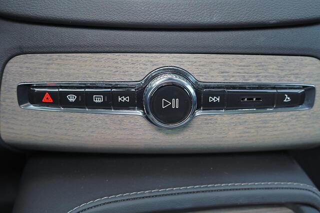 Volvo XC90 T8 Recharge AWD Ultra Dark - Luchtvering - Panorama/schuifdak - IntelliSafe Assist & Surround - 360º Camera - Adaptieve LED koplampen - Verwarmde voorstoelen, stuur & achterbank - Parkeersensoren voor & achter - Elektr. bedienb. voorstoelen met geheugen -