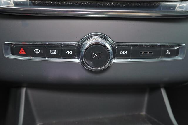 Volvo XC90 T8 Recharge AWD Plus Bright - Panorama/schuifdak - IntelliSafe Assist & Surround - 360º Camera - Harman/Kardon audio - Adaptieve LED koplampen - Vrwarmde voorstoelen, stuur & achterbank - Parkeersensoren voor & achter - Elektr. bedienb. voorstoelen met ge