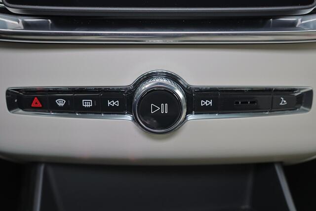 Volvo XC90 T8 Recharge AWD Ultra Bright - Luchtvering - Panorama/schuifdak - IntelliSafe Assist & Surround - 360º Camera - Bowers & Wilkins audio - Adaptieve LED koplampen - Verwarmde voorstoelen, stuur & achterbank - Parkeersensoren voor & achter - Elektr. bedienb.