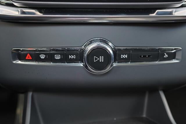 Volvo XC90 T8 Recharge AWD Ultra Dark - Luchtvering - Panorama/schuifdak - IntelliSafe Assist & Surround - 360º Camera - Bowers & Wilkins audio - Adaptieve LED koplampen - Verwarmde voorstoelen, stuur & achterbank - Parkeersensoren voor & achter - Elektr. bedienb. v