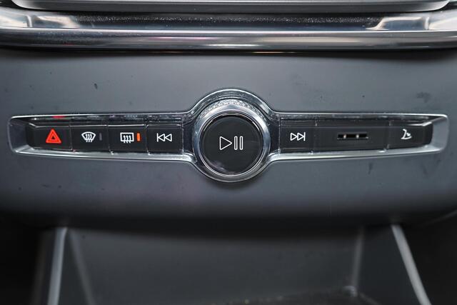 Volvo XC90 T8 Recharge AWD Ultra Dark - Luchtvering - Panorama/schuifdak - IntelliSafe Assist & Surround - 360º Camera - Bowers & Wilkins audio - Adaptieve LED koplampen - Verwarmde voorstoelen, stuur & achterbank - Parkeersensoren voor & achter - Elektr. bedienb. v