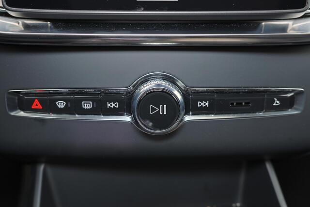 Volvo XC90 T8 Recharge AWD Ultra Dark - Luchtvering - Panorama/schuifdak - IntelliSafe Assist & Surround - 360º Camera - Bowers & Wilkins audio - Adaptieve LED koplampen - Verwarmde voorstoelen, stuur & achterbank - Parkeersensoren voor & achter - Elektr. bedienb. v