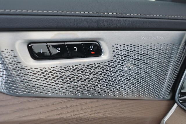 Volvo XC90 T8 Recharge AWD Ultra Dark - Luchtvering - Panorama/schuifdak - IntelliSafe Assist & Surround - 360º Camera - Bowers & Wilkins audio - Adaptieve LED koplampen - Verwarmde voorstoelen, stuur & achterbank - Parkeersensoren voor & achter - Elektr. bedienb. v