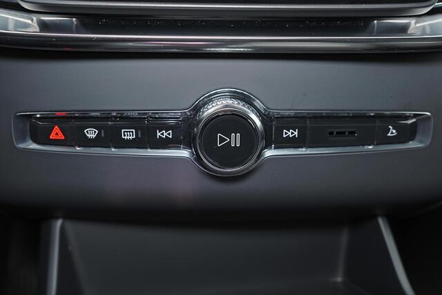 Volvo XC90 T8 Recharge AWD Ultra Dark - Luchtvering - Panorama/schuifdak - IntelliSafe Assist & Surround - 360º Camera - Bowers & Wilkins audio - Adaptieve LED koplampen - Verwarmde voorstoelen, stuur & achterbank - Parkeersensoren voor & achter - Elektr. bedienb. v