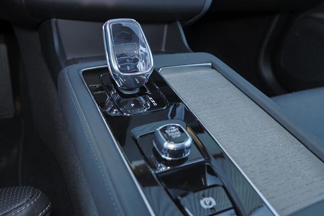 Volvo XC90 T8 Recharge AWD Plus Dark - Luchtvering - Panorama/schuifdak - IntelliSafe Assist & Surround - 360º Camera - Bowers & Wilkins audio - Adaptieve LED koplampen - Verwarmde voorstoelen, stuur & achterbank - Parkeersensoren voor & achter - Elektr. bedienb. vo