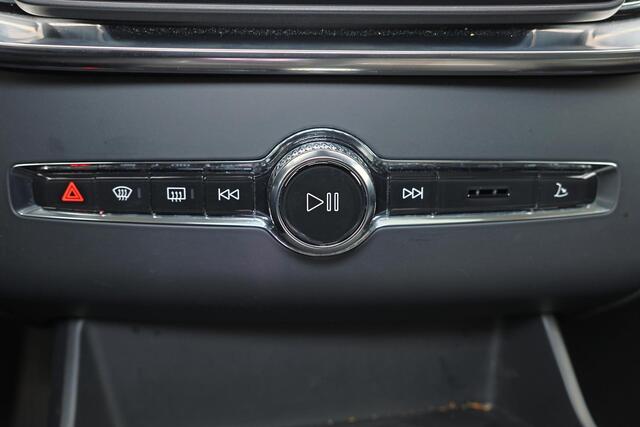 Volvo XC90 T8 Recharge AWD Ultra Dark - Luchtvering - Panorama/schuifdak - IntelliSafe Assist & Surround - 360º Camera - Bowers & Wilkins audio - Adaptieve LED koplampen - Verwarmde voorstoelen, stuur & achterbank - Parkeersensoren voor & achter - Elektr. bedienb. v