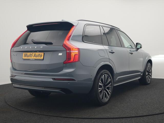 Volvo XC90 T8 Recharge AWD Ultimate Dark 7 Persoons LONG RANGE Plug In Hybrid 455pk Dealer O.H. PHEV | Trekhaak Af Fabriek | Panodak | Head Up | Adaptive Cruise | Harman / Kardon | 360 Camera | Lederen Sportstoelen Massage & Memory & Ventilatie | Google Assistent | 