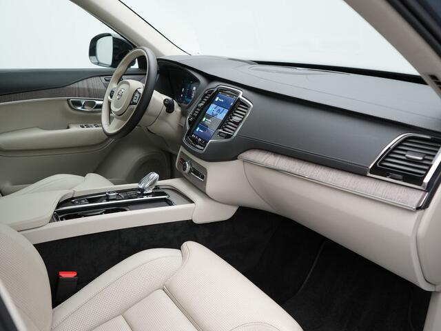 Volvo XC90 T8 Recharge AWD Ultimate Dark 7 Persoons LONG RANGE Plug In Hybrid 455pk Dealer O.H. PHEV | Trekhaak Af Fabriek | Panodak | Head Up | Adaptive Cruise | Harman / Kardon | 360 Camera | Lederen Sportstoelen Massage & Memory & Ventilatie | Google Assistent | 