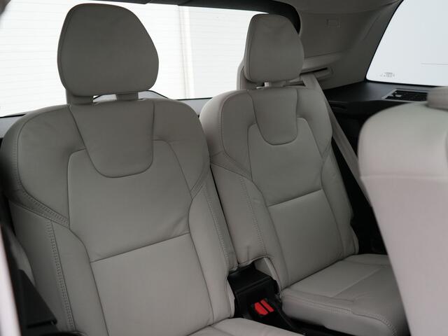 Volvo XC90 T8 Recharge AWD Ultimate Dark 7 Persoons LONG RANGE Plug In Hybrid 455pk Dealer O.H. PHEV | Trekhaak Af Fabriek | Panodak | Head Up | Adaptive Cruise | Harman / Kardon | 360 Camera | Lederen Sportstoelen Massage & Memory & Ventilatie | Google Assistent | 