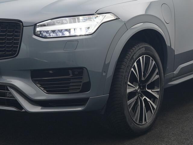Volvo XC90 T8 Recharge AWD Ultimate Dark 7 Persoons LONG RANGE Plug In Hybrid 455pk Dealer O.H. PHEV | Trekhaak Af Fabriek | Panodak | Head Up | Adaptive Cruise | Harman / Kardon | 360 Camera | Lederen Sportstoelen Massage & Memory & Ventilatie | Google Assistent | 