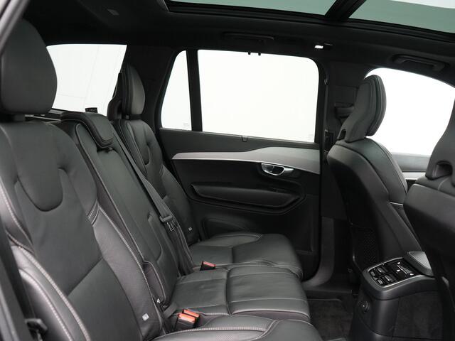 Volvo XC90 T8 Recharge AWD Plus Dark 7 Persoons LONG RANGE Plug In Hybrid 455pk Dealer O.H. PHEV | Trekhaak Af Fabriek | Panodak | Adaptive Cruise | Camera | Harman / Kardon | Lederen Sportstoelen Memory & Verwarmd | Google Assistent | Stuur Verwarmd | Keyless | Bli